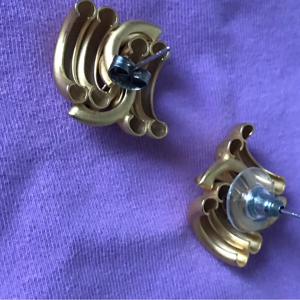 Vintage Artisan Style Goldtone Pierced Earrings Very lightweight. - Picture 2 of 5